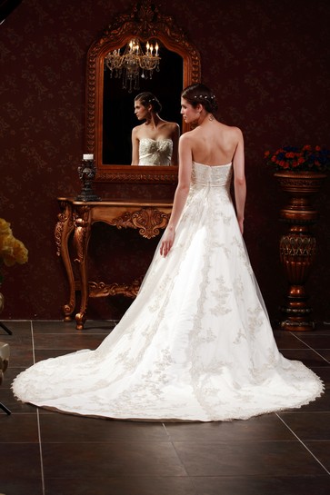 Имеется шикарный длинный богатый шлейф.есть в наличии.Эксклюзивная модель ручной работы!